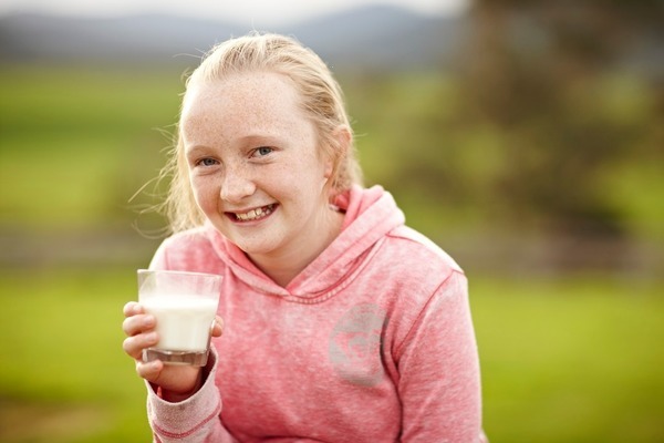 girl_with_a_glass_of_milk