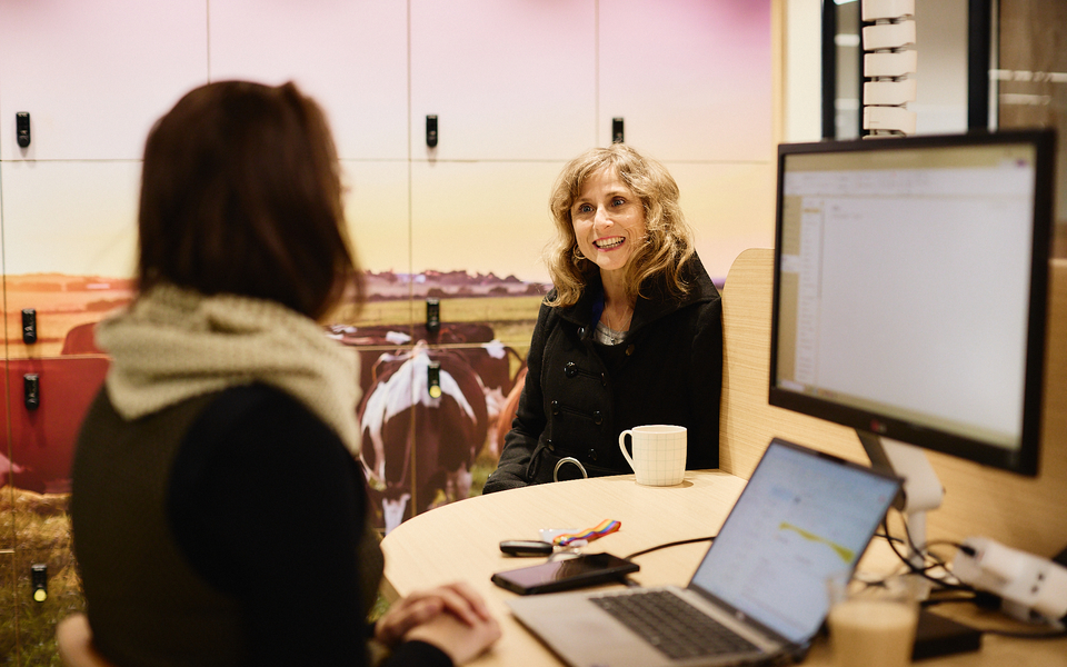 Nazli chatting with colleague 