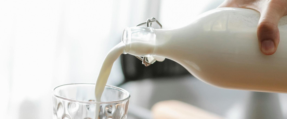 pouring_milk